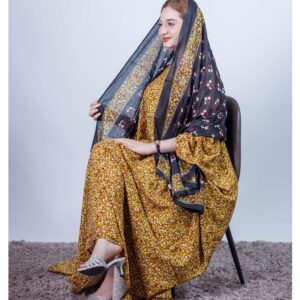 ثوب بني فاتح اللون مصنوع من القطن بتصميم زهور جميلة مطبوع عليه شيلة متناسقة مخيطة على الطراز الظفار