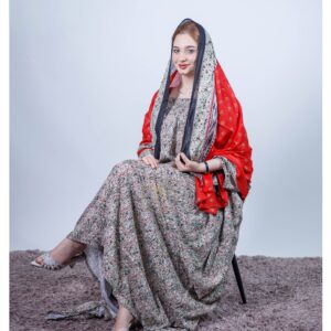 ثوب أبيض عاجي مصنوع من القطن بتصميم زهور جميلة مطبوع عليه شيلة متناسقة مخيطة على الطراز الظفاري