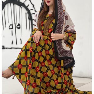 ثوب أصفر اللون مصنوع من القطن بتصميم زهور جميلة مطبوع عليه شيلة متناسقة مخيطة على الطراز الظفاري