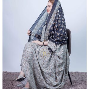 ثوب إيراني رمادي اللون مصنوع من القطن بتصميم زهور جميلة مطبوع عليه شيلة متناسقة مخيطة على الطراز الظفاري