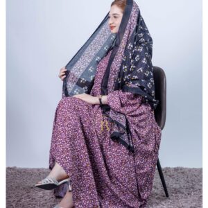 ثوب وردي اللون مصنوع من القطن بتصميم زهور جميلة مطبوع عليه شيلة متناسقة مخيطة على الطراز الظفاري