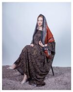 ثوب أزرق اللون مصنوع من القطن بتصميم زهور جميلة مطبوع عليه شيلة متناسقة مخيطة على الطراز الظفاري