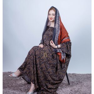 ثوب أزرق اللون مصنوع من القطن بتصميم زهور جميلة مطبوع عليه شيلة متناسقة مخيطة على الطراز الظفاري