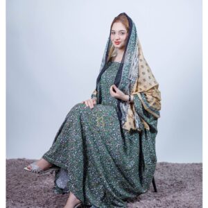 ثوب بلون أخضر بحري مصنوع من القطن بتصميم زهور جميلة مطبوع عليه شيلة متناسقة مخيطة على الطراز الظفاري