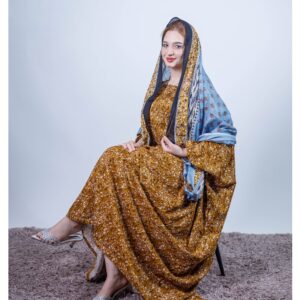 ثوب بني فاتح اللون مصنوع من القطن بتصميم زهور جميلة مطبوع عليه شيلة متناسقة مخيطة على الطراز الظفاري