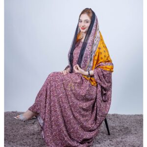 ثوب وردي اللون مصنوع من القطن بتصميم زهور جميلة مطبوع عليه شيلة متناسقة مخيطة على الطراز الظفاري