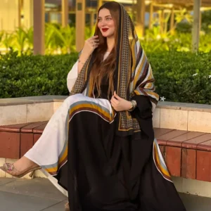 ملابس باللونين الأبيض والأسود مصنوعة من القطن بتصميم جميل مطبوع مع شيلة مطابقة مخيطة على الطراز الظفاري