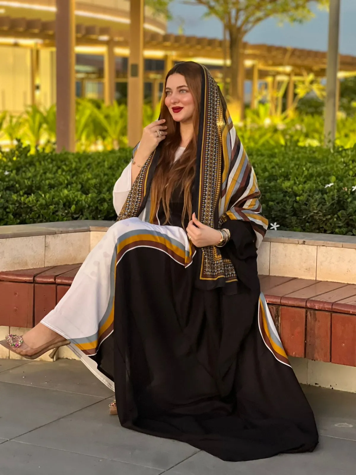 ملابس باللونين الأبيض والأسود مصنوعة من القطن بتصميم جميل مطبوع مع شيلة مطابقة مخيطة على الطراز الظفاري