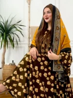 ثوب بني اللون مصنوع من القطن مع تصميم زهور جميل مطبوع عليه وشيله مطابق مخيط على طراز ظفري