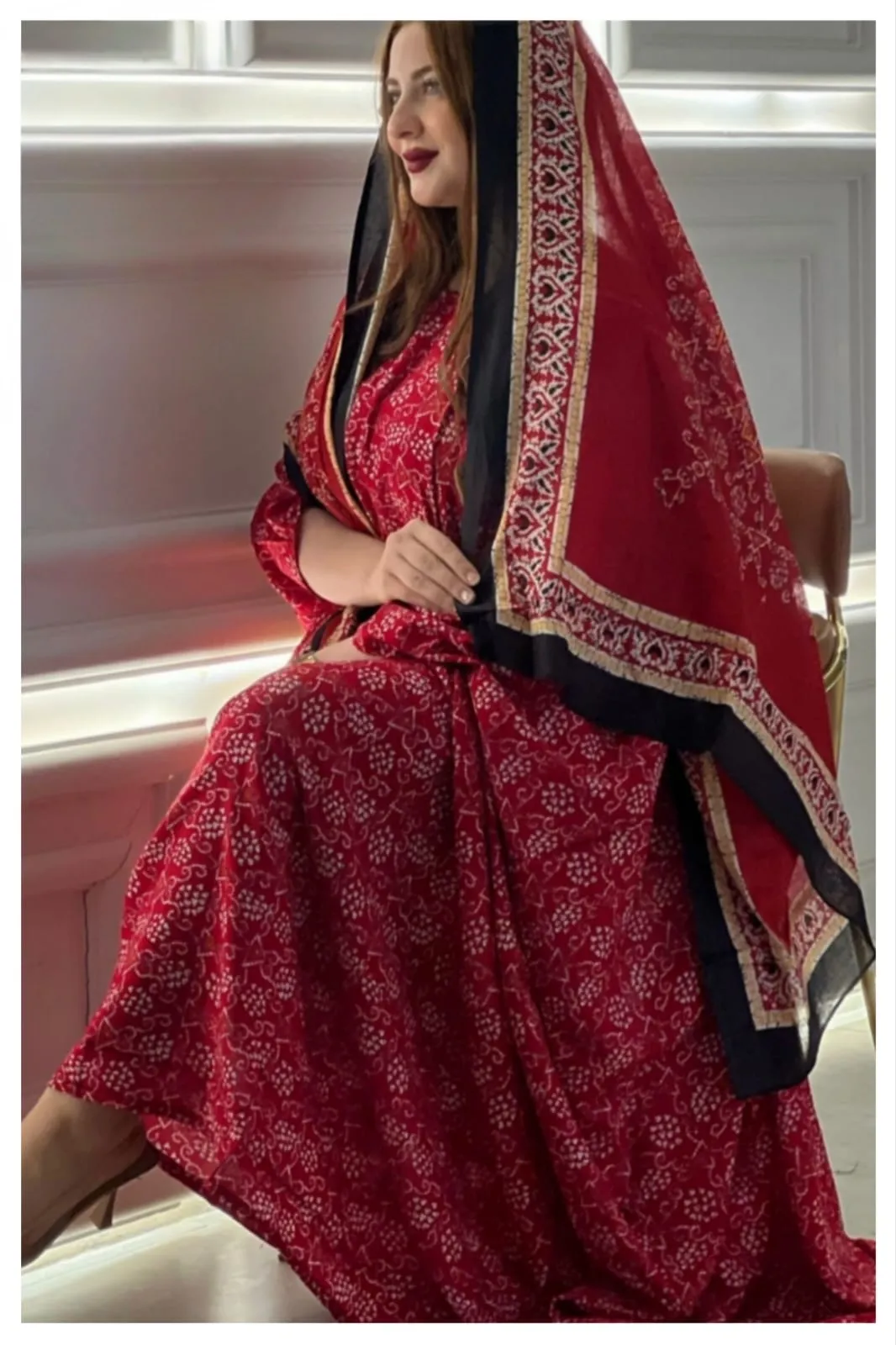 ثوب أحمر اللون مصنوع من القطن بتصميم جميل مطبوع عليه شيلة مطابقة مخيطة على الطراز الظفاري