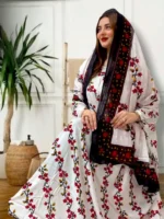 ثوب أبيض اللون مصنوع من القطن مع تصميم زهور جميل مطبوع عليه وشيله مطابق مخيط على طراز الظفاري
