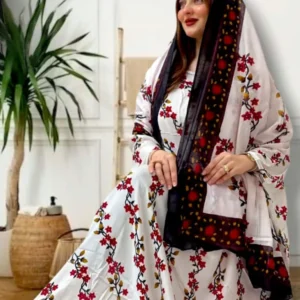 ثوب أبيض اللون مصنوع من القطن مع تصميم زهور جميل مطبوع عليه وشيله مطابق مخيط على طراز الظفاري