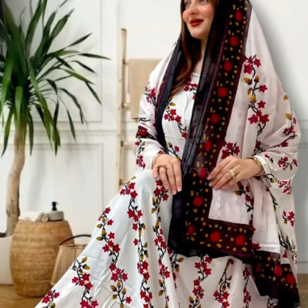 ثوب أبيض اللون مصنوع من القطن مع تصميم زهور جميل مطبوع عليه وشيله مطابق مخيط على طراز الظفاري