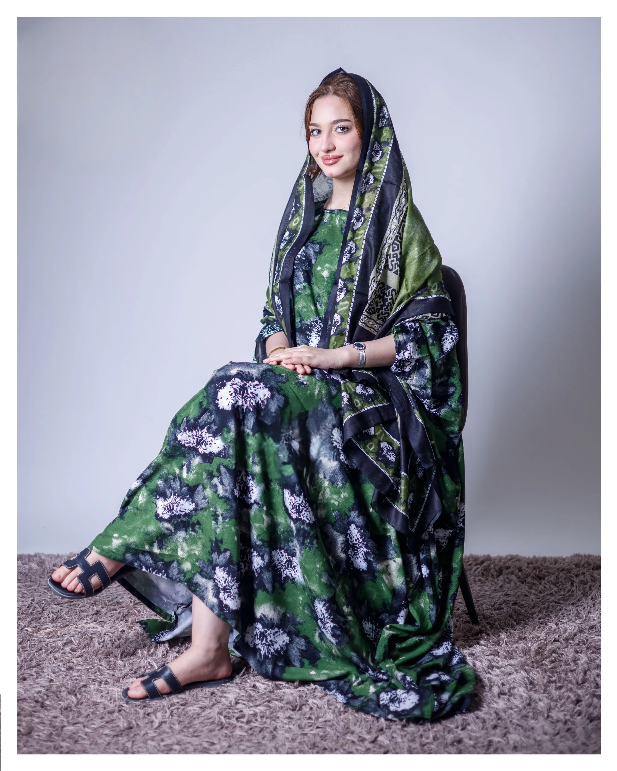 ثوب أخضر اللون مصنوع من القطن بتصميم جميل مطبوع عليه شيلة متناسقة مخيطة على الطراز الظفري