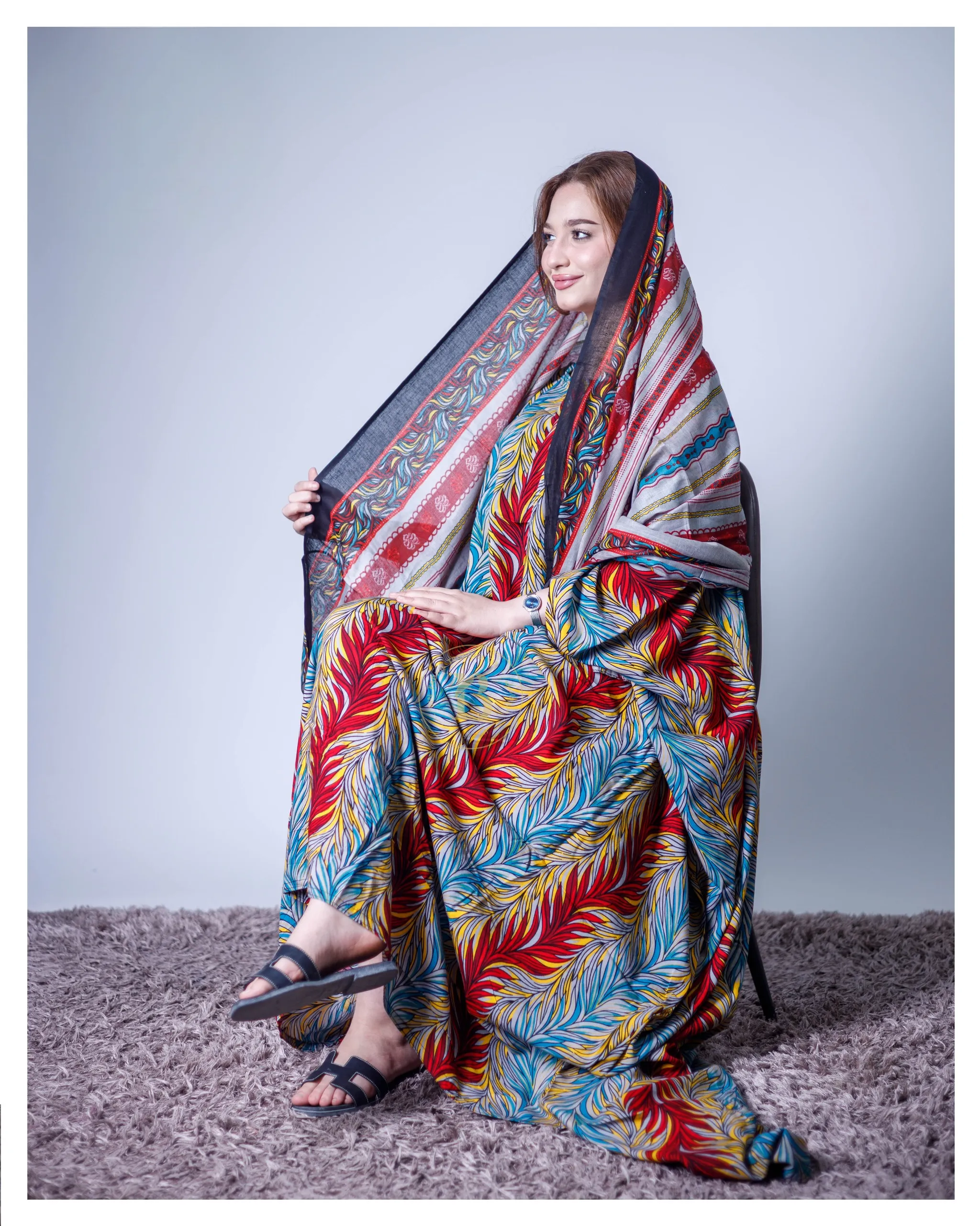 ثوب متعدد الألوان مصنوع من القطن بتصميم جميل مطبوع بشيلة متناسقة ومخيطة على الطراز الظفاري