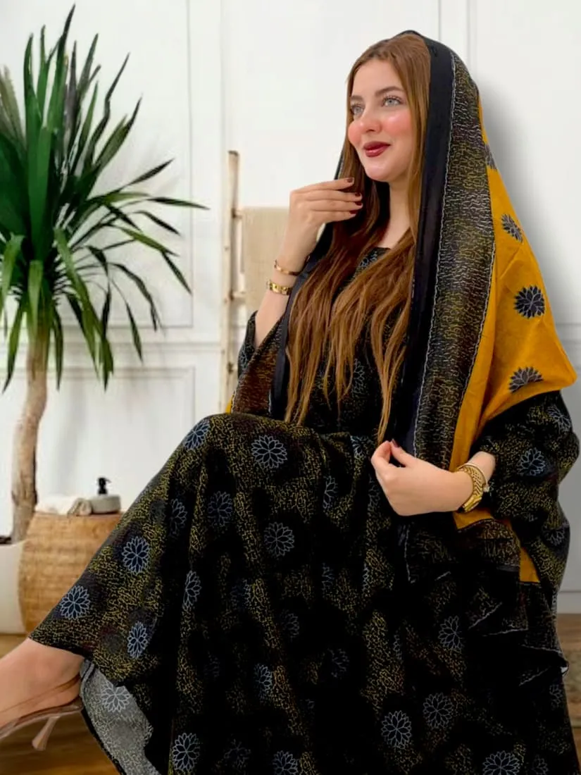 ثوب أسود اللون مصنوع من القطن بتصميم جميل مطبوع بشيلة متناسقة مخيطة على الطراز الظفاري