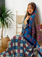 ثوب متعدد الألوان مصنوع من القطن مع تصميم زهور جميل مطبوع مع شيله مطابقة مخيطة على طراز الظفاري