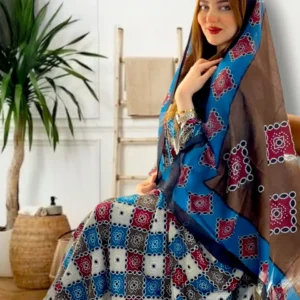 ثوب متعدد الألوان مصنوع من القطن مع تصميم زهور جميل مطبوع مع شيله مطابقة مخيطة على طراز الظفاري