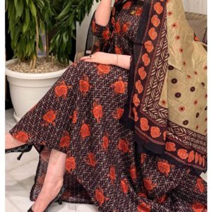 ثوب بلون المارون مصنوع من القطن، مزين بتصميم جميل مطبوع عليه شيلة متناسقة، ومخيط على الطراز الظفاري