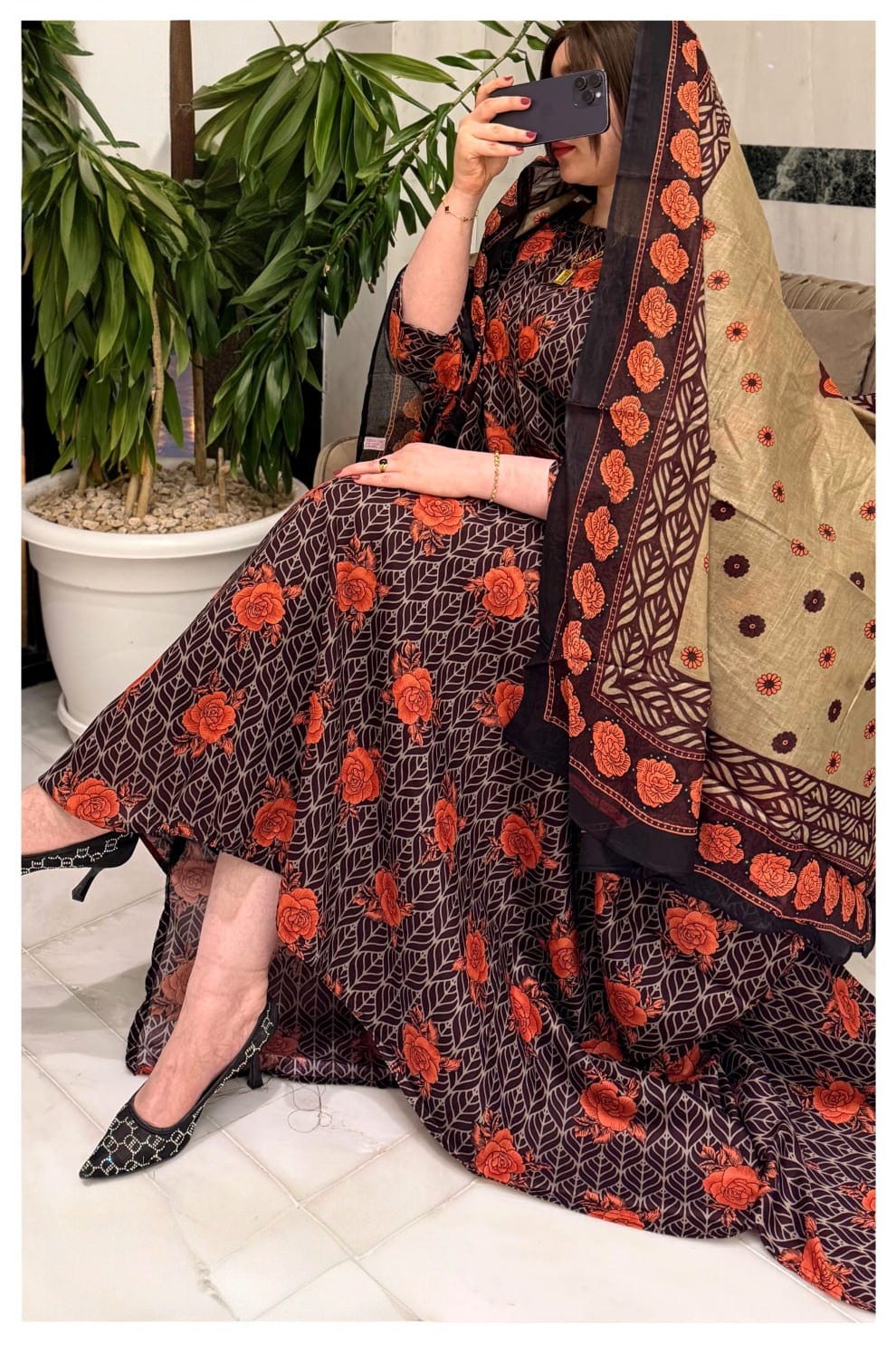 ثوب بلون المارون مصنوع من القطن، مزين بتصميم جميل مطبوع عليه شيلة متناسقة، ومخيط على الطراز الظفاري