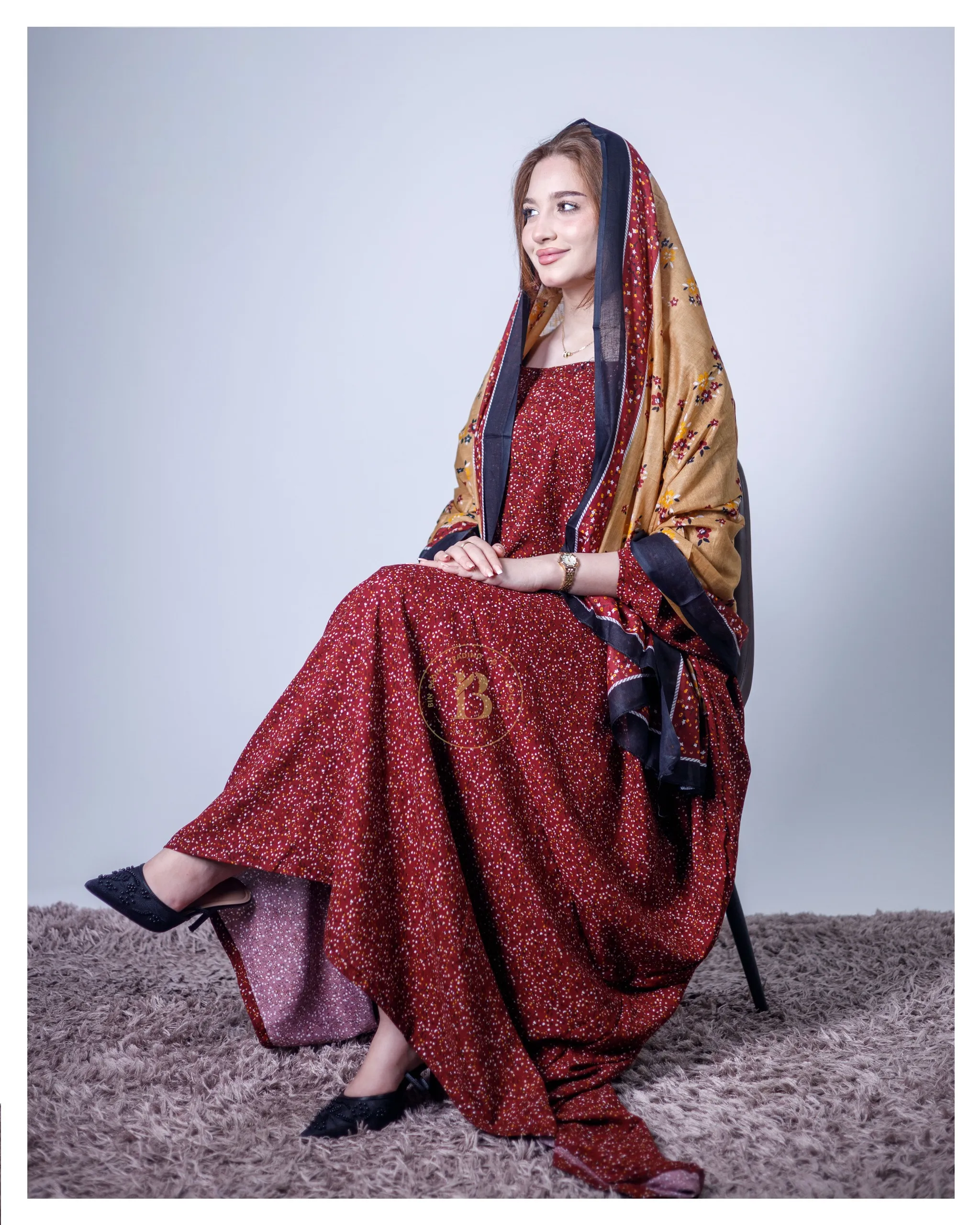 ثوب قطني بلون محرون بتصميم جميل مطبوع بشيلة متناسقة ومخيطة على الطراز الظفاري