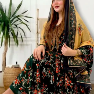 ثوب أخضر اللون مصنوع من القطن بتصميم جميل مطبوع عليه شيله مطابق مخيط على طراز الظفاري