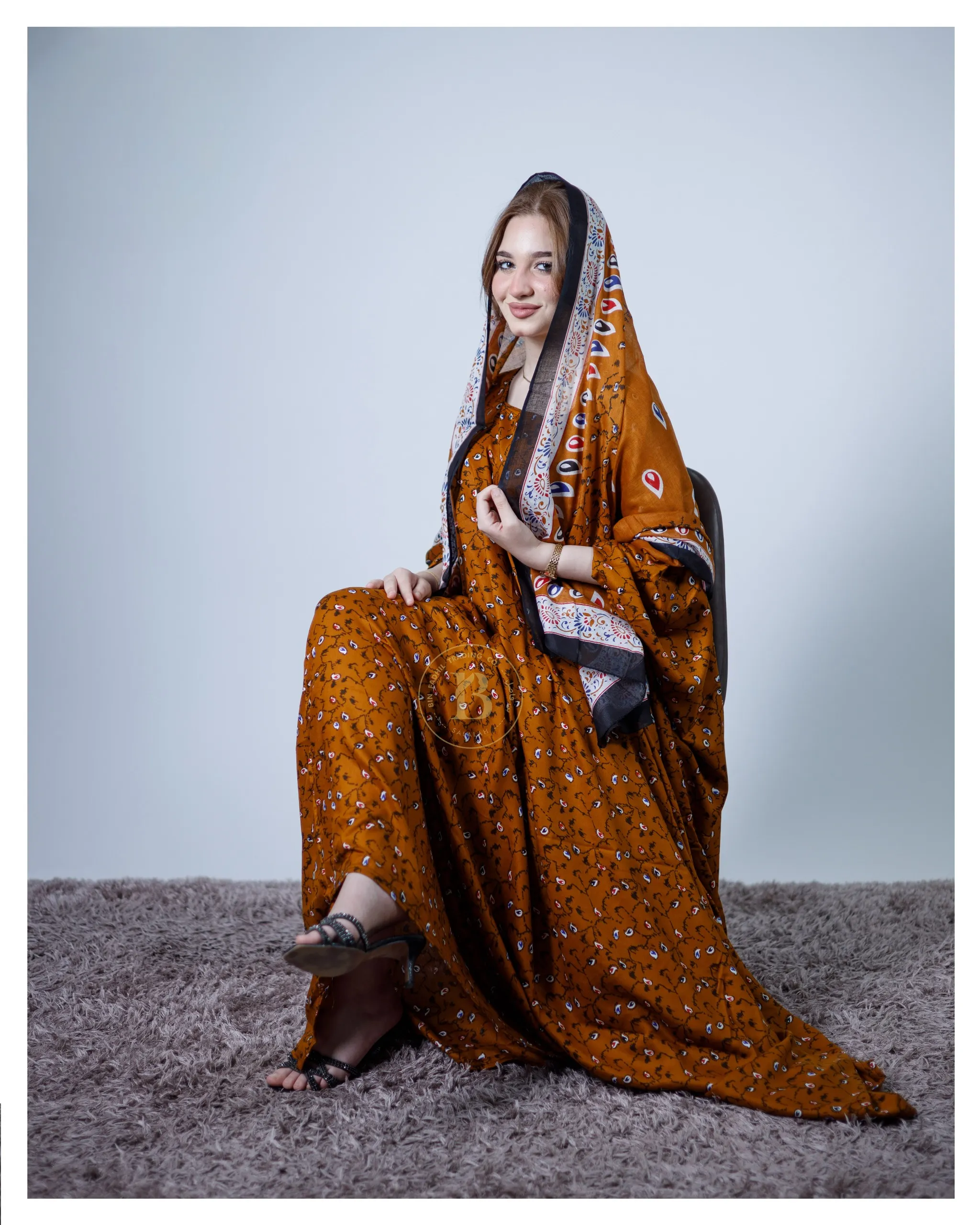 ثوب بلون الخردل مصنوع من القطن بتصميم جميل مطبوع عليه شيلة متناسقة مخيطة على الطراز الظفاري