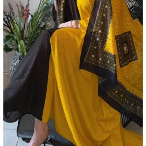 ثوب أصفر وأسود مصنوع من القطن بتصميم جميل مطبوع عليه شيلة متناسقة مخيطة على الطراز الظفاري