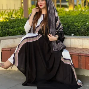 ملابس باللونين الأبيض والأسود مصنوعة من القطن بتصميم جميل مطبوع مع شيلة مطابقة مخيطة على الطراز الظفاري