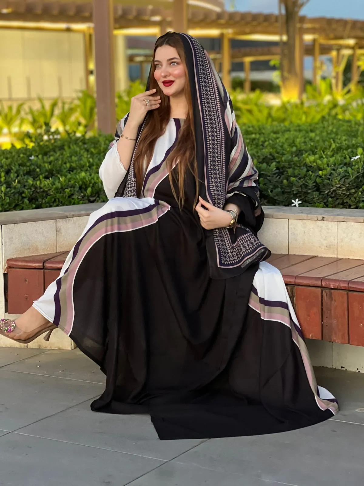 ملابس باللونين الأبيض والأسود مصنوعة من القطن بتصميم جميل مطبوع مع شيلة مطابقة مخيطة على الطراز الظفاري