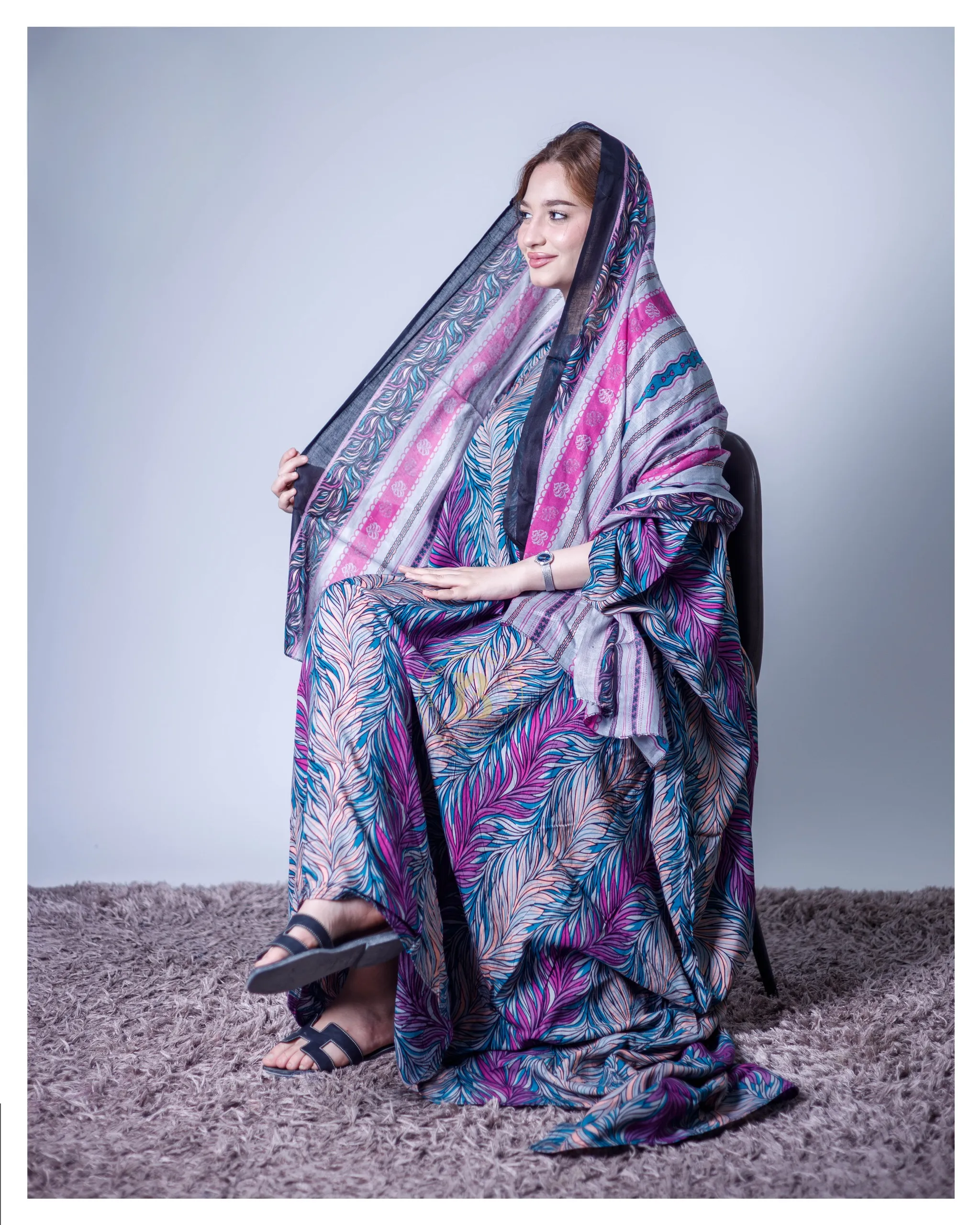 ثوب متعدد الألوان مصنوع من القطن بتصميم جميل مطبوع بشيلة متناسقة ومخيطة على الطراز الظفاري