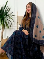 ثوب أزرق اللون مصنوع من القطن بتصميم جميل مطبوع عليه شيلة متناسقة مخيطة على الطراز الظفاري