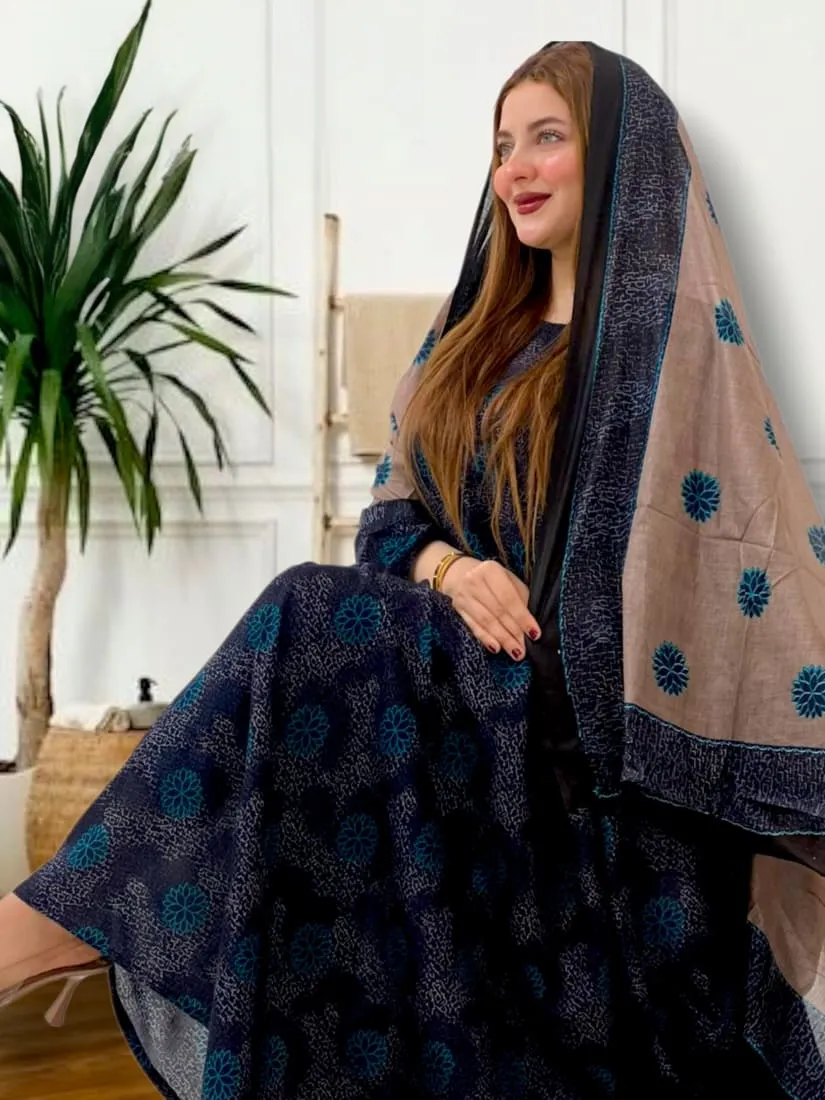 ثوب أزرق اللون مصنوع من القطن بتصميم جميل مطبوع عليه شيلة متناسقة مخيطة على الطراز الظفاري