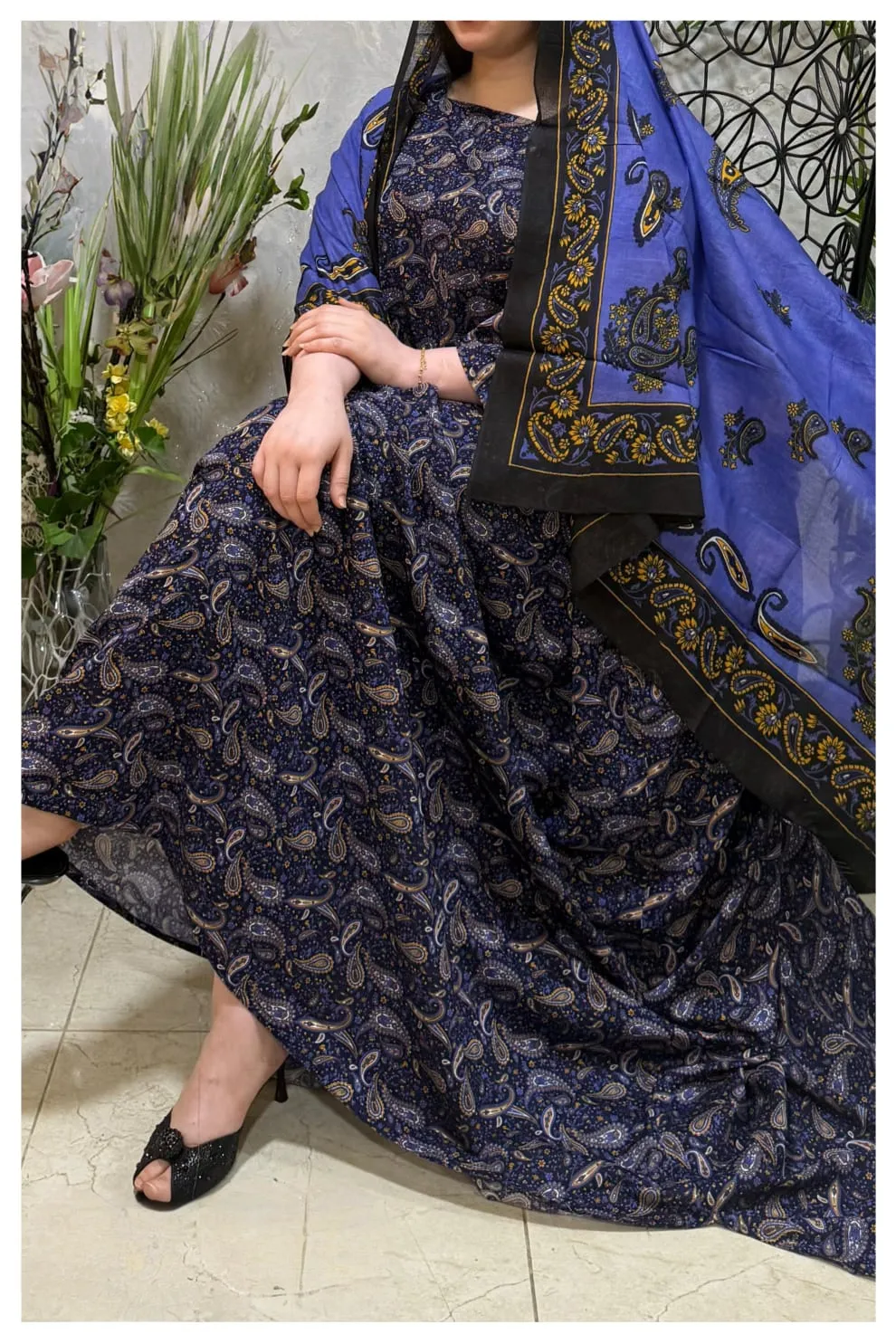 ثوب أزرق اللون مصنوع من القطن بتصميم جميل مطبوع عليه شيلة متناسقة مخيطة على الطراز الظفاري
