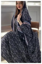 ثوب أسود اللون مصنوع من القطن بتصميم جميل مطبوع عليه شيلة مطابقة مخيطة على الطراز الظفاري والجلابية
