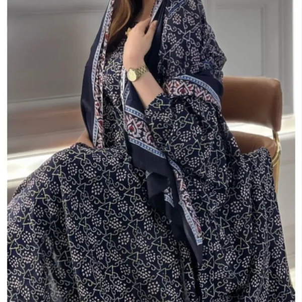 ثوب أسود اللون مصنوع من القطن بتصميم جميل مطبوع عليه شيلة مطابقة مخيطة على الطراز الظفاري والجلابية