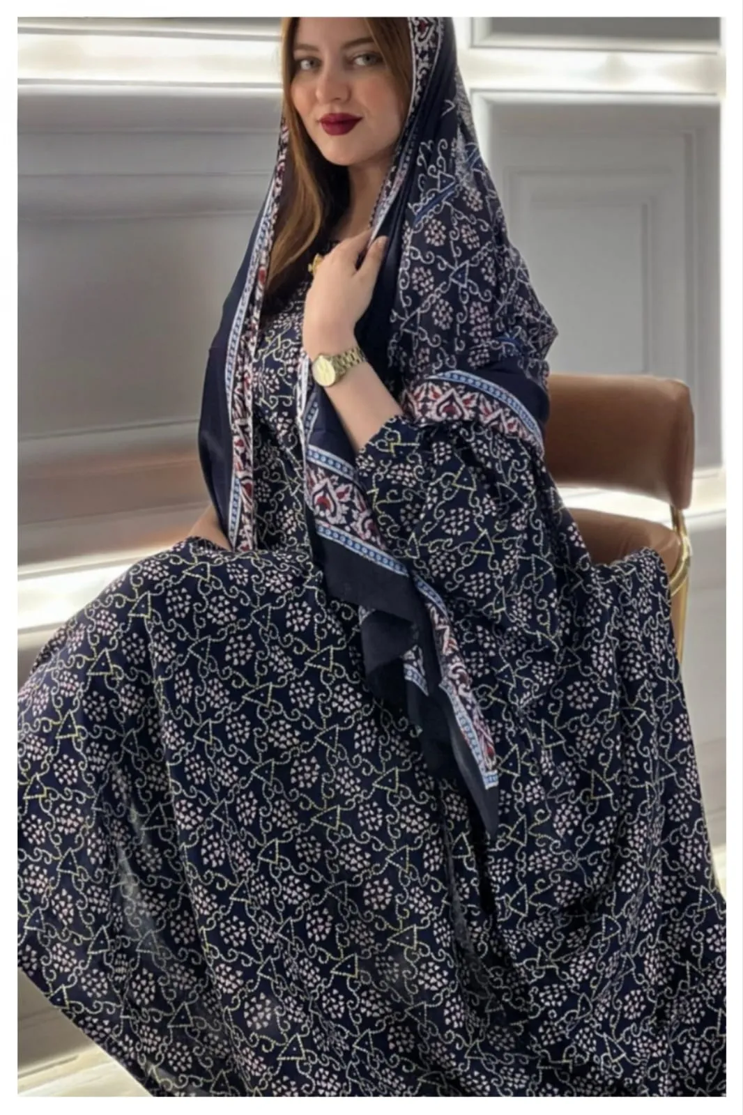 ثوب أسود اللون مصنوع من القطن بتصميم جميل مطبوع عليه شيلة مطابقة مخيطة على الطراز الظفاري