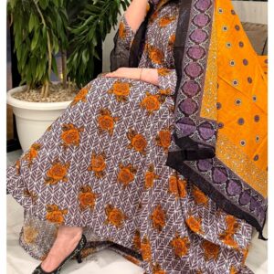 ثوب أرجواني اللون مصنوع من القطن، مزين بتصميم جميل مطبوع عليه شيلة متناسقة مخيطة على الطراز الظفاري