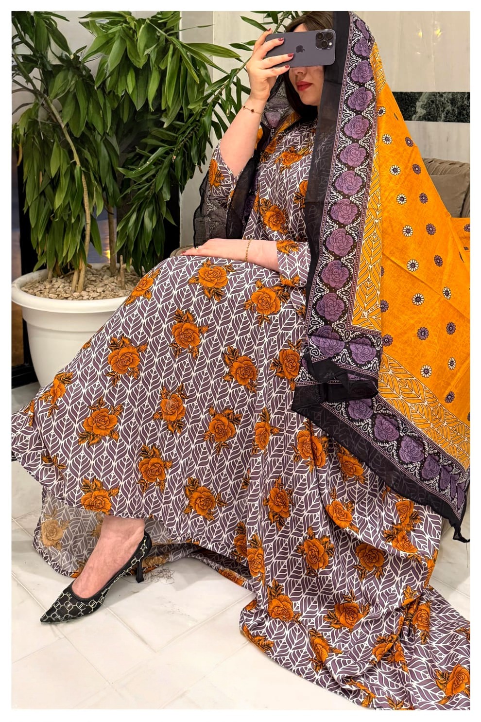 ثوب أرجواني اللون مصنوع من القطن، مزين بتصميم جميل مطبوع عليه شيلة متناسقة مخيطة على الطراز الظفاري