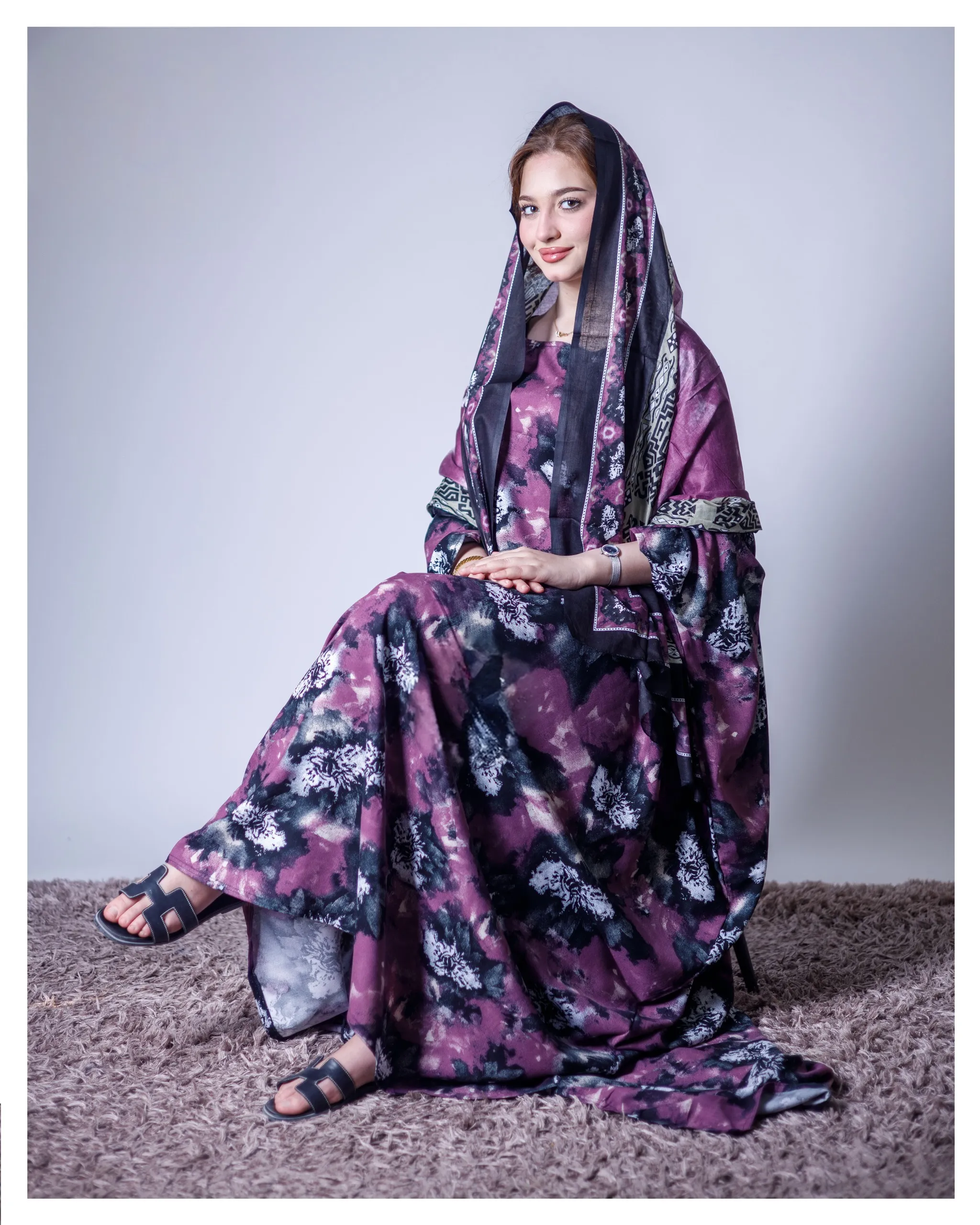 ثوب أرجواني اللون مصنوع من القطن بتصميم جميل مطبوع عليه شيلة متناسقة مخيطة على الطراز الظفري