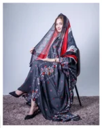 ثوب رمادي اللون مصنوع من القطن بتصميم جميل مطبوع عليه شيلة متناسقة مخيطة على الطراز الظفاري