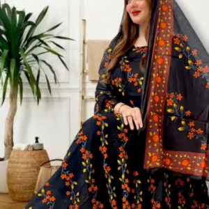 ثوب أسود اللون مصنوع من القطن مع تصميم زهور جميل مطبوع مع شيله مطابقة مخيطة على طراز الظفاري