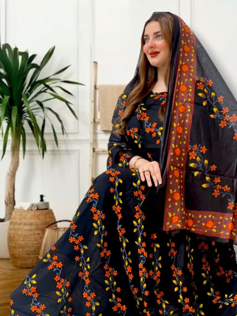 ثوب أسود اللون مصنوع من القطن مع تصميم زهور جميل مطبوع مع شيله مطابقة مخيطة على طراز الظفاري