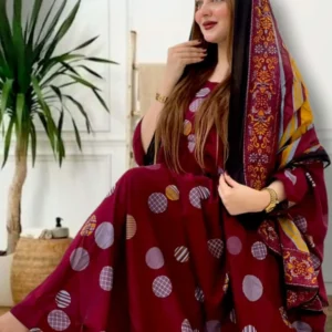 ثوب أحمر اللون مصنوع من القطن بتصميم جميل مطبوع عليه شيله مطابق مخيط على طراز الظفاري