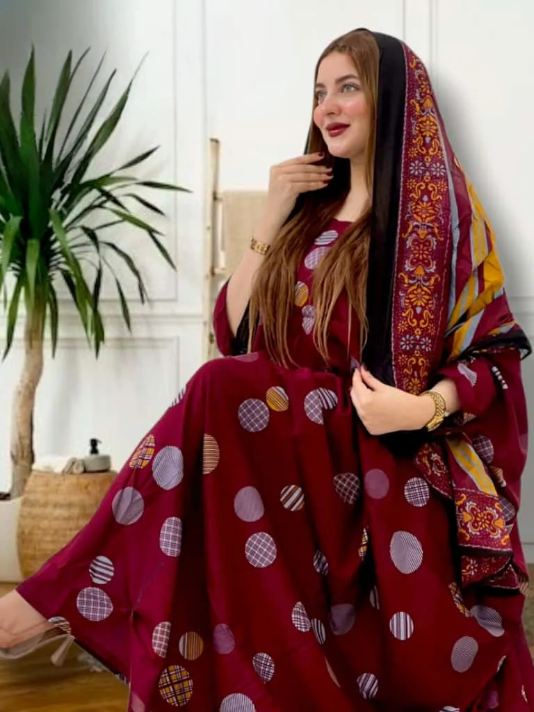 ثوب أحمر اللون مصنوع من القطن بتصميم جميل مطبوع عليه شيله مطابق مخيط على طراز الظفاري