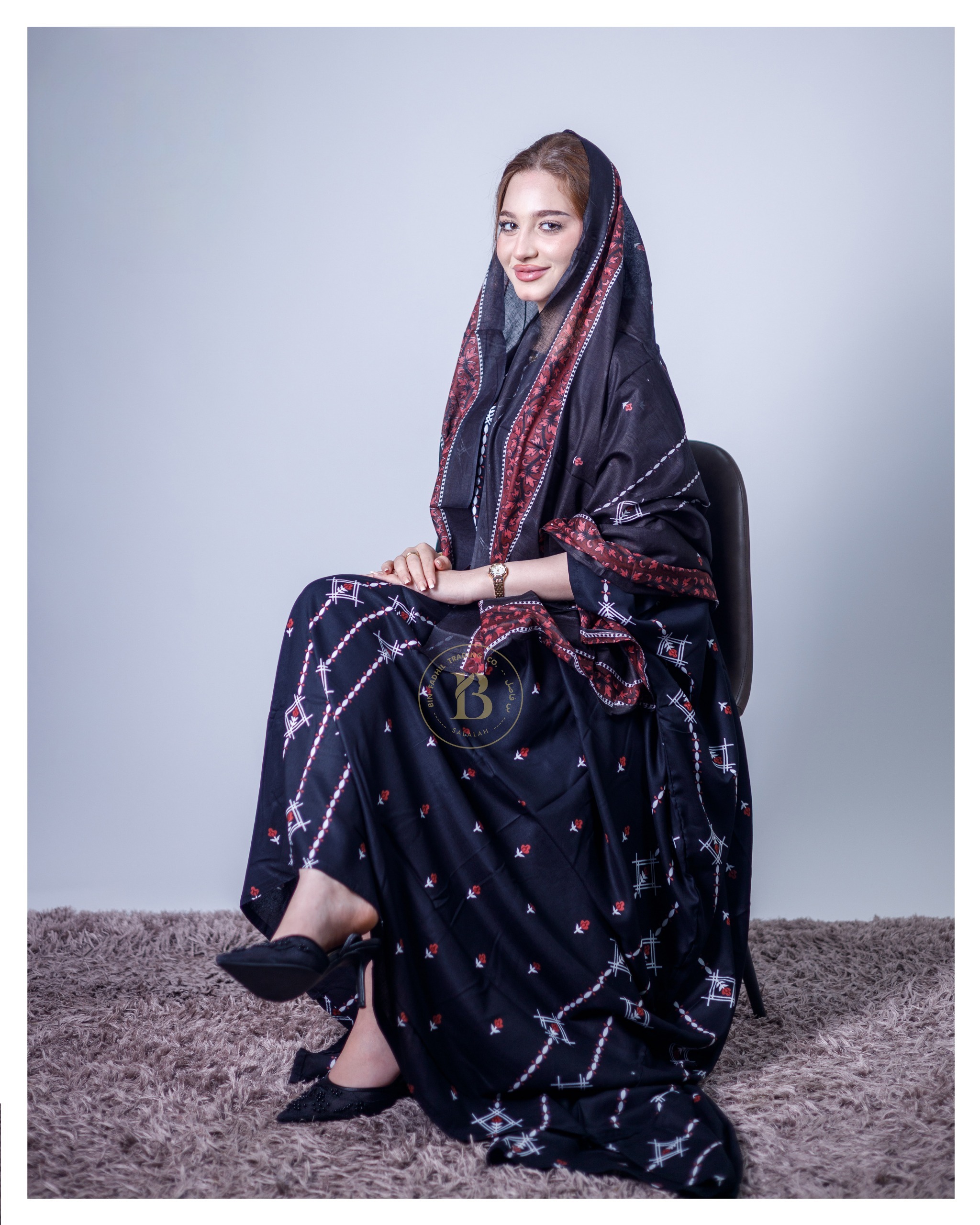 ثوب أزرق اللون مصنوع من القطن، مزين بتصميم جميل مطبوع عليه شيلة متناسقة، ومخيط على الطراز الظفاري