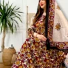 ثوب متعدد الألوان مصنوع من القطن مع تصميم زهور جميل مطبوع مع شيله مطابقة مخيطة على طراز الظفاري
