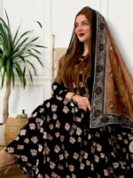 ثوب أسود اللون مصنوع من القطن مع تصميم زهور جميل مطبوع عليه وشيله مطابق مخيط على طراز ظفري