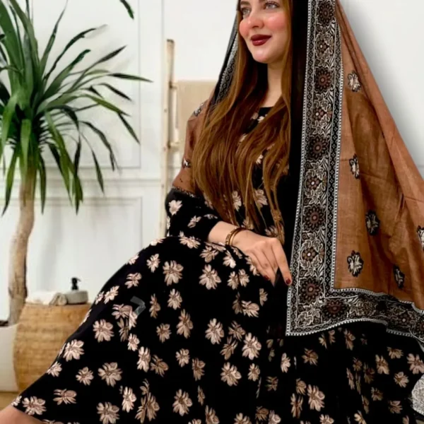 ثوب أسود اللون مصنوع من القطن مع تصميم زهور جميل مطبوع عليه وشيله مطابق مخيط على طراز ظفري