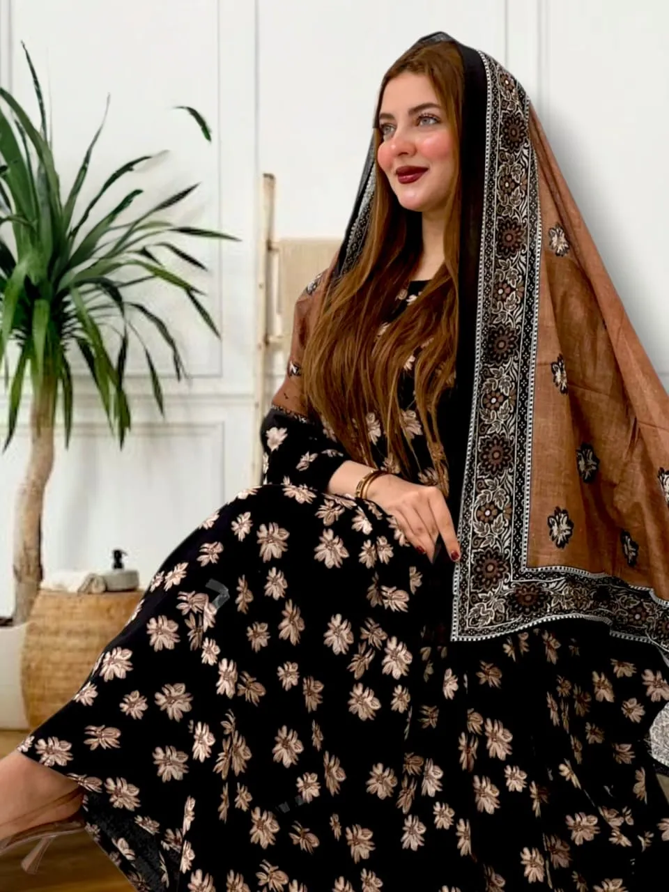 ثوب أسود اللون مصنوع من القطن مع تصميم زهور جميل مطبوع عليه وشيله مطابق مخيط على طراز ظفري